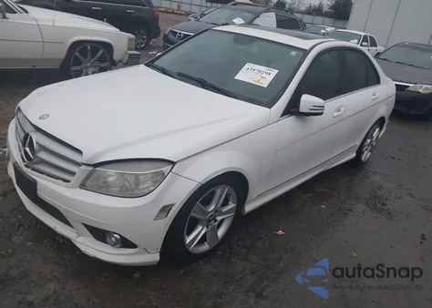 2010 Mercedes-Benz C 300 Luxury 4Matic/Sport 4Matic z USA, uszkodzony, nr VIN WDDGF8BB3AR102499